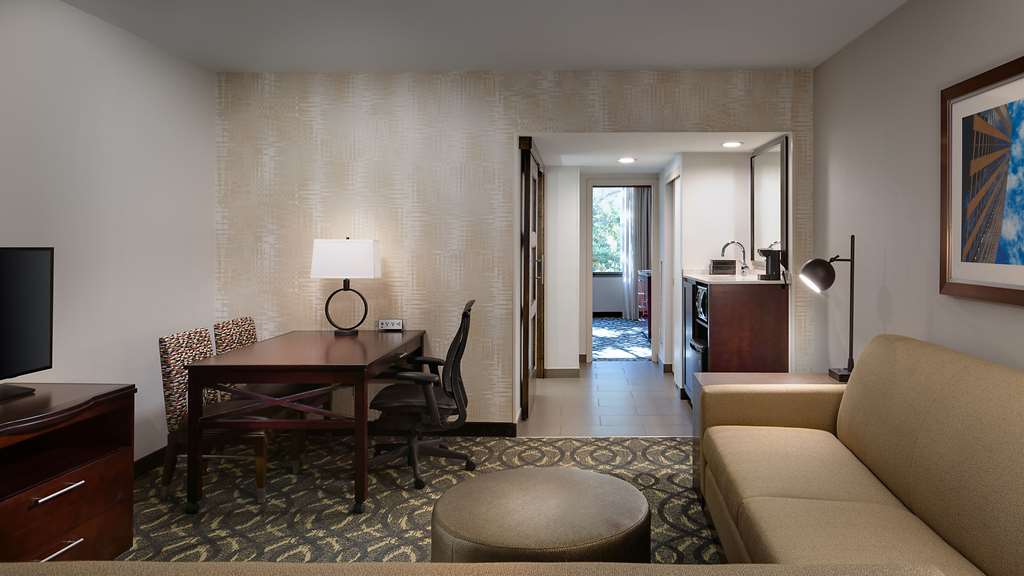 Фото Embassy Suites by Hilton Dallas Love Field