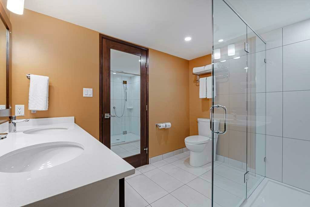 Фото Best Western Plus Emerald Isle Hotel