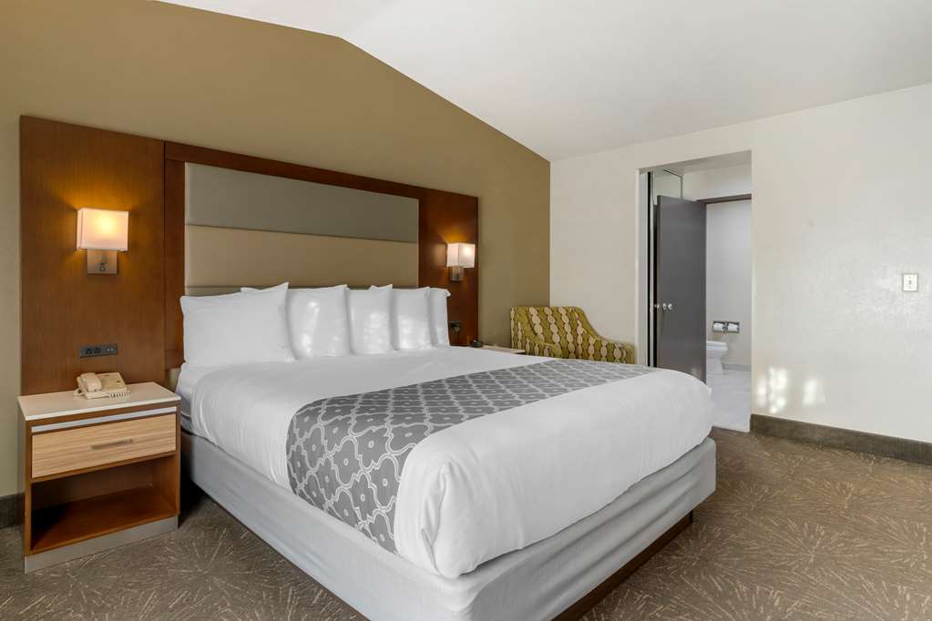 Фото Best Western Plus Forest Park Inn