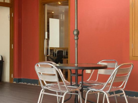 Фото Wink at Upper Cross Street