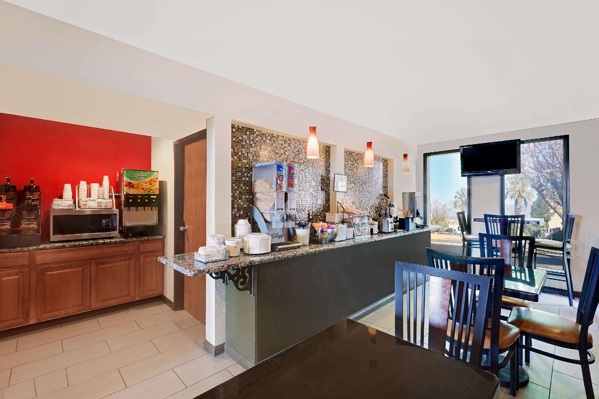 Фото Super 8 by Wyndham Fayetteville