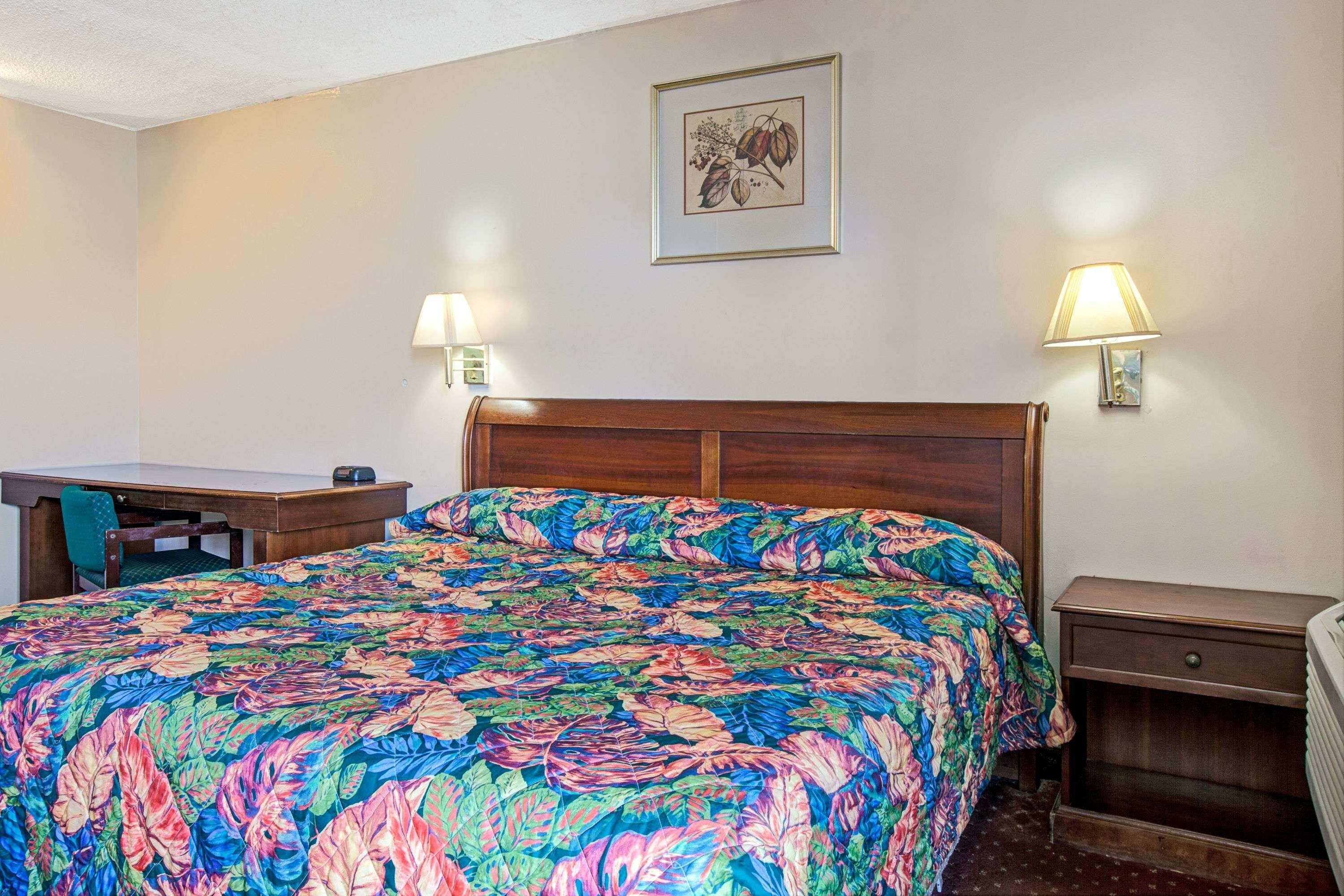 Фото Knights Inn South Hackensack