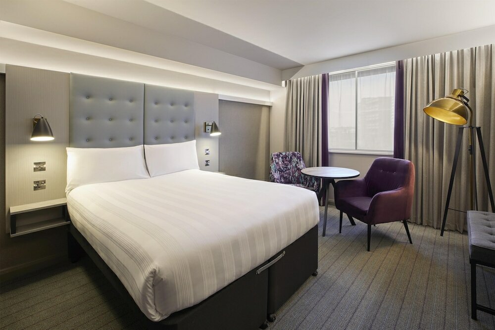 Фото Holiday Inn Express London - Newbury Park, an Ihg Hotel