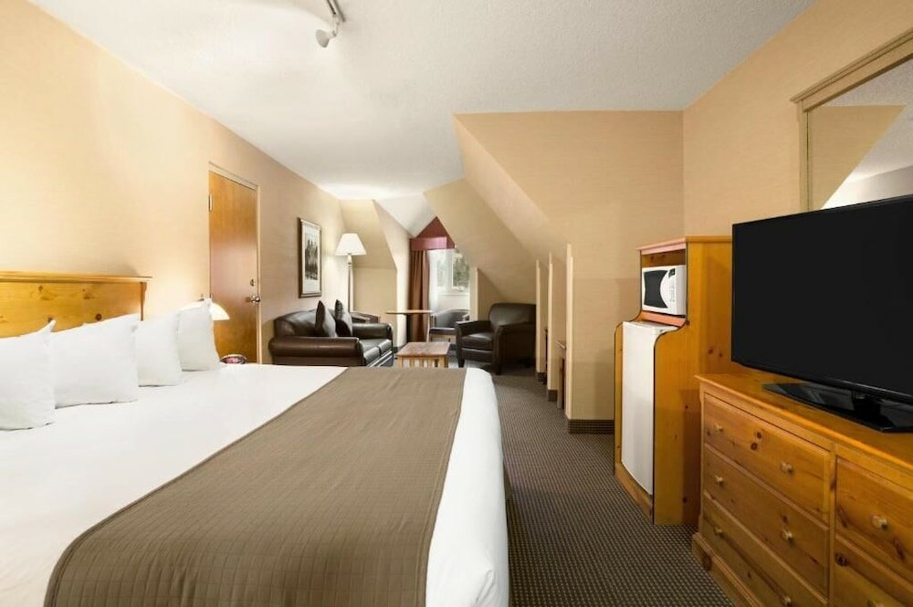 Фото Canmore Inn & Suites