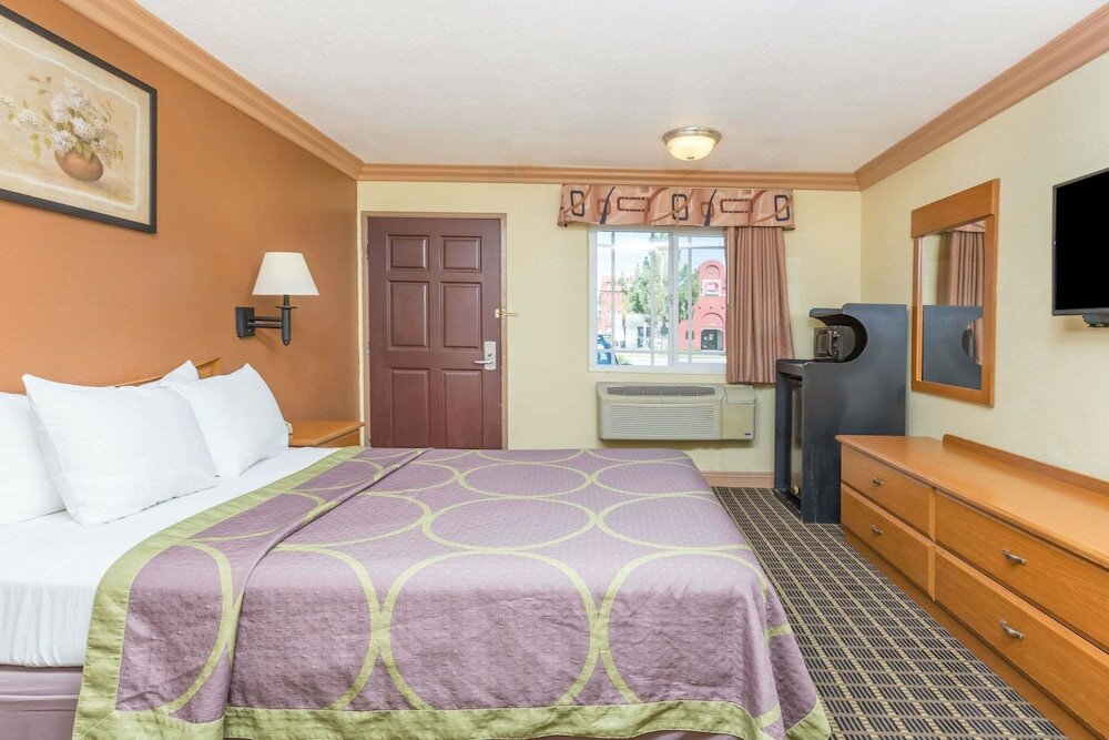 Фото Super 8 by Wyndham Azusa