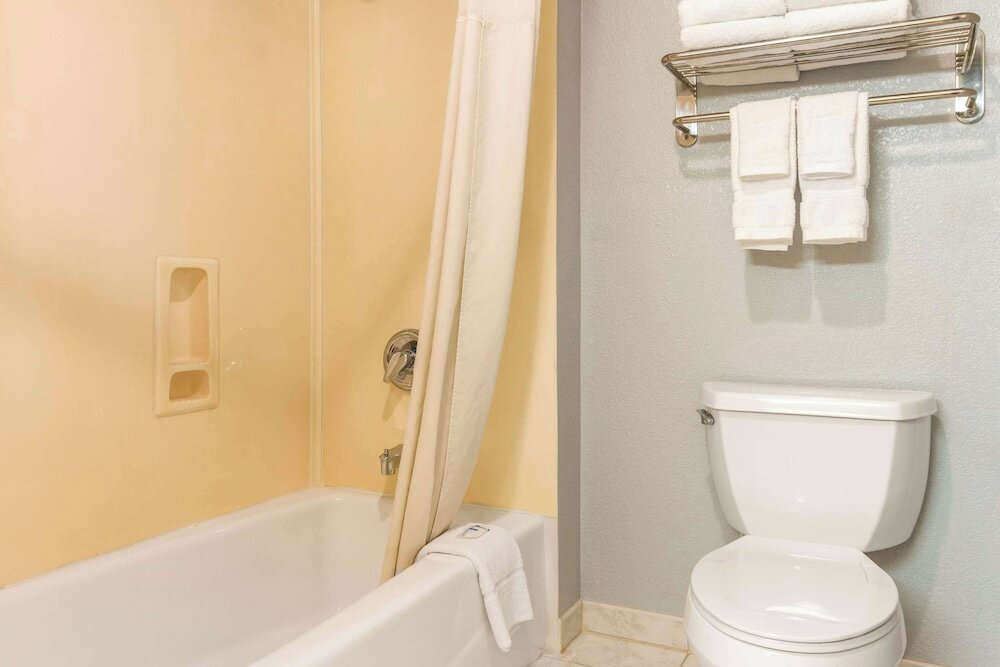 Фото Auburn House Hotel