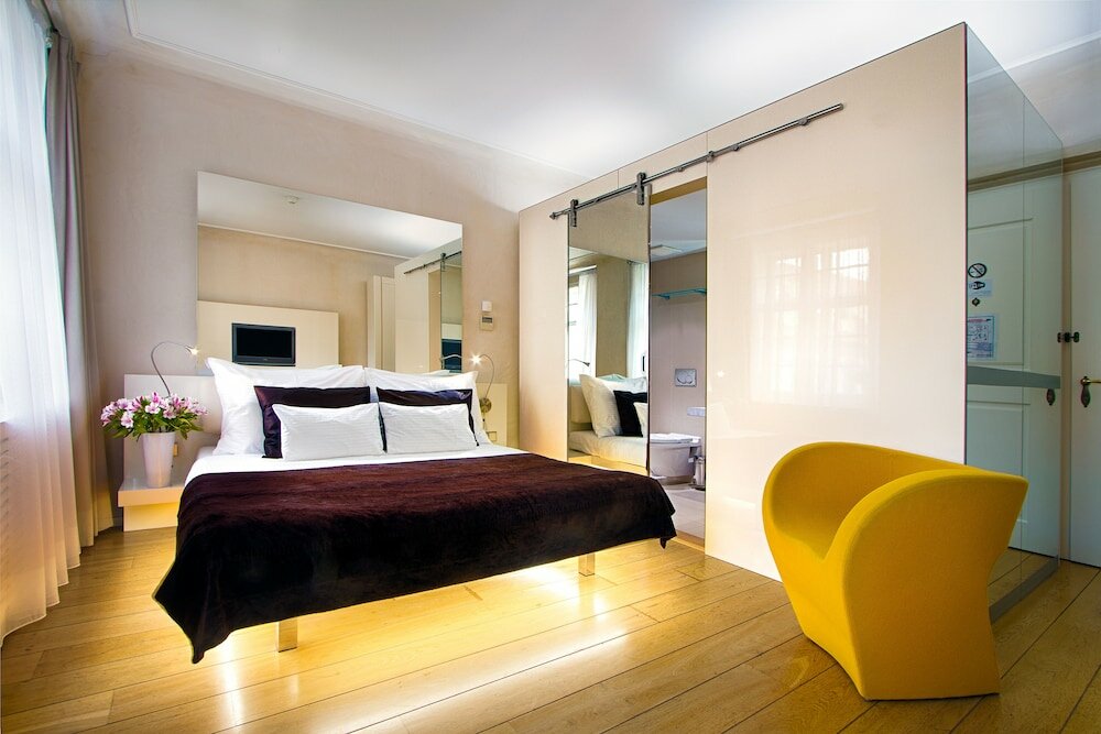 Фото Hotel Three Storks