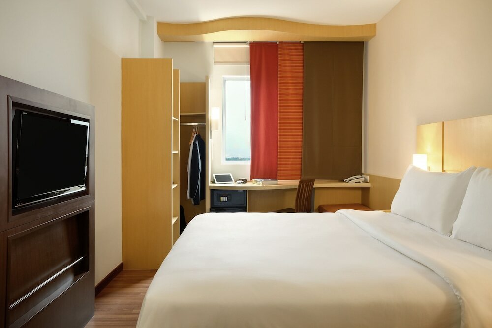Фото Ibis Birmingham New Street Station Hotel