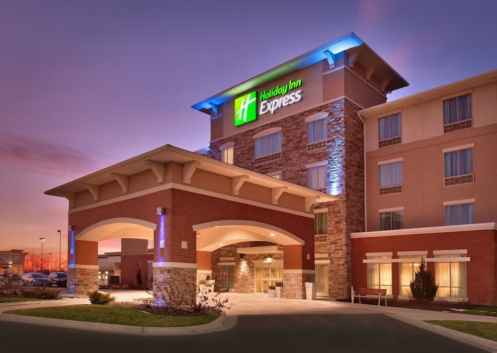 Фото Holiday Inn Express and Suites Overland Park, an Ihg Hotel