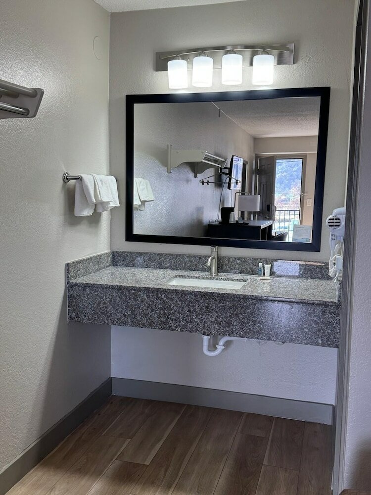 Фото Super 8 by Wyndham Charleston Wv