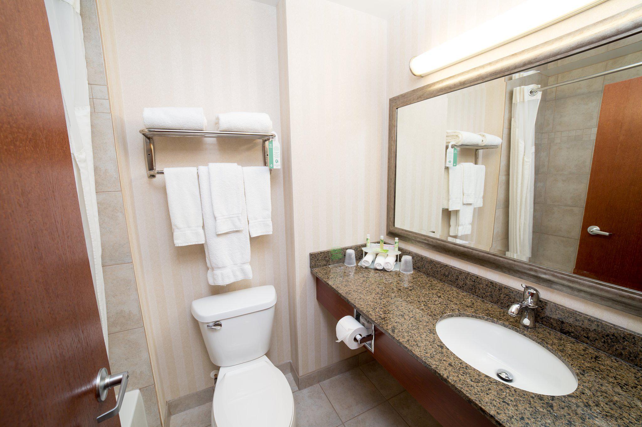 Фото Holiday Inn Express & Suites Drayton Valley