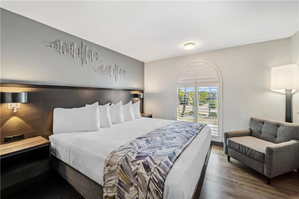 Фото Best Western Plus Hilltop Inn