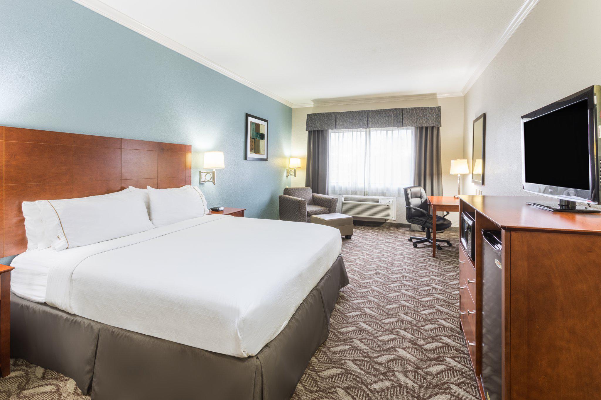 Фото Holiday Inn Express Hotel & Suites Lake Charles, an Ihg Hotel