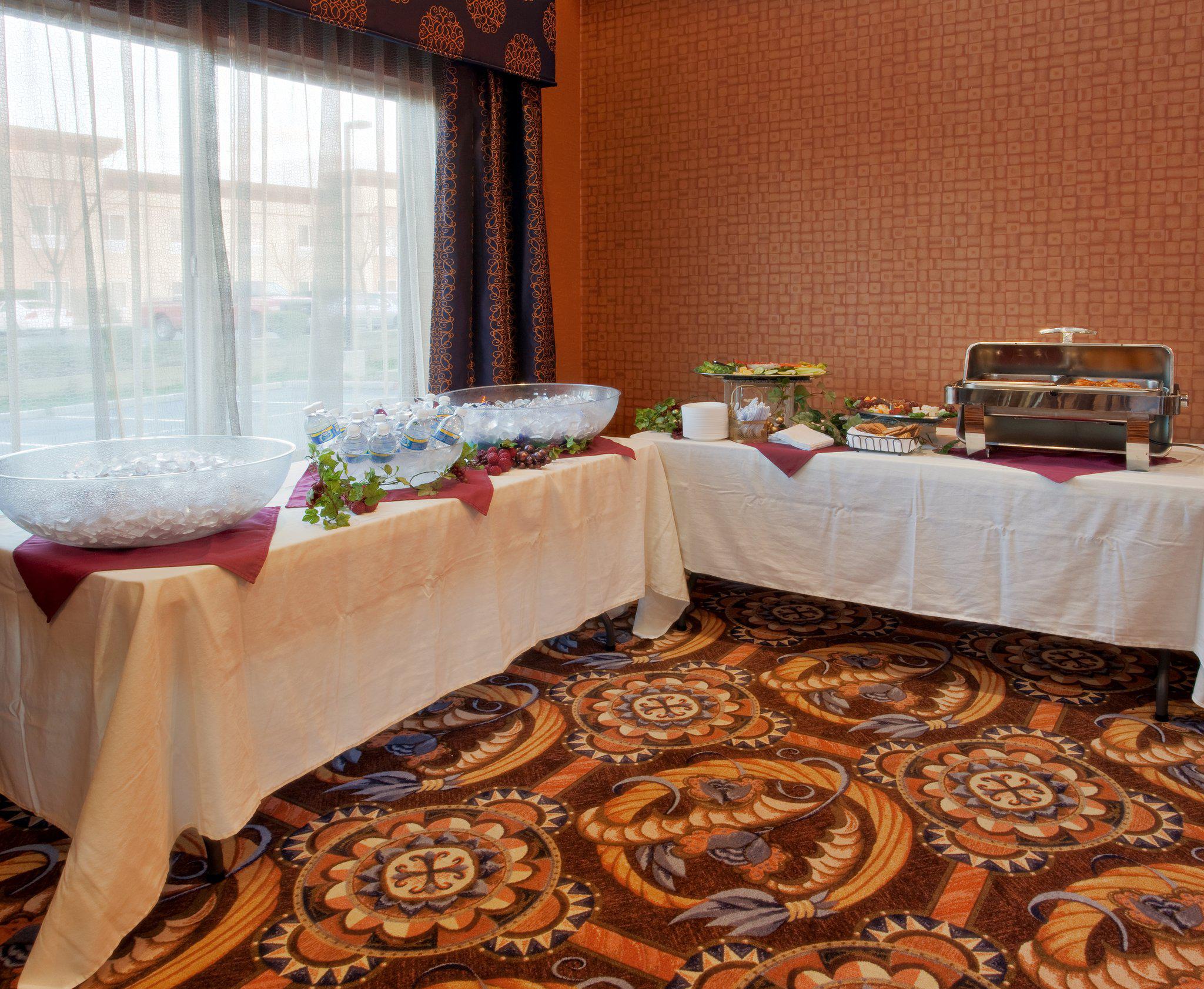 Фото Holiday Inn Express & Suites Sacramento Ne Cal Expo