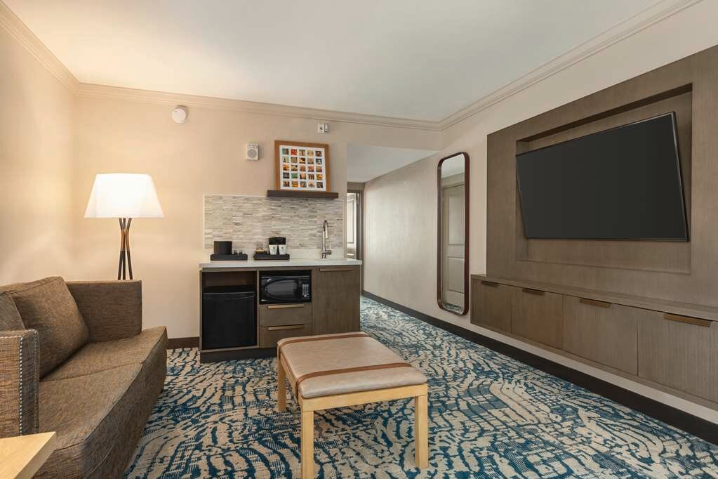 Фото Embassy Suites Tampa Downtown
