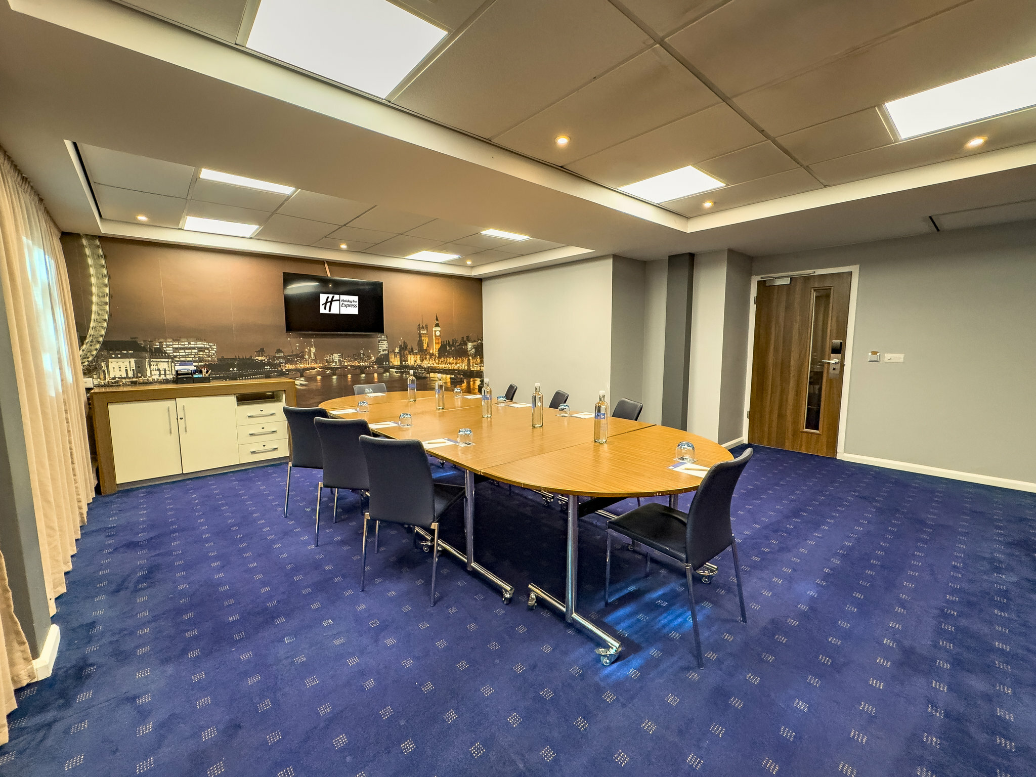Фото Holiday Inn Express London - Stratford, an Ihg Hotel