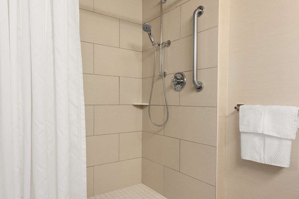 Фото DoubleTree by Hilton Milwaukee - Brookfield