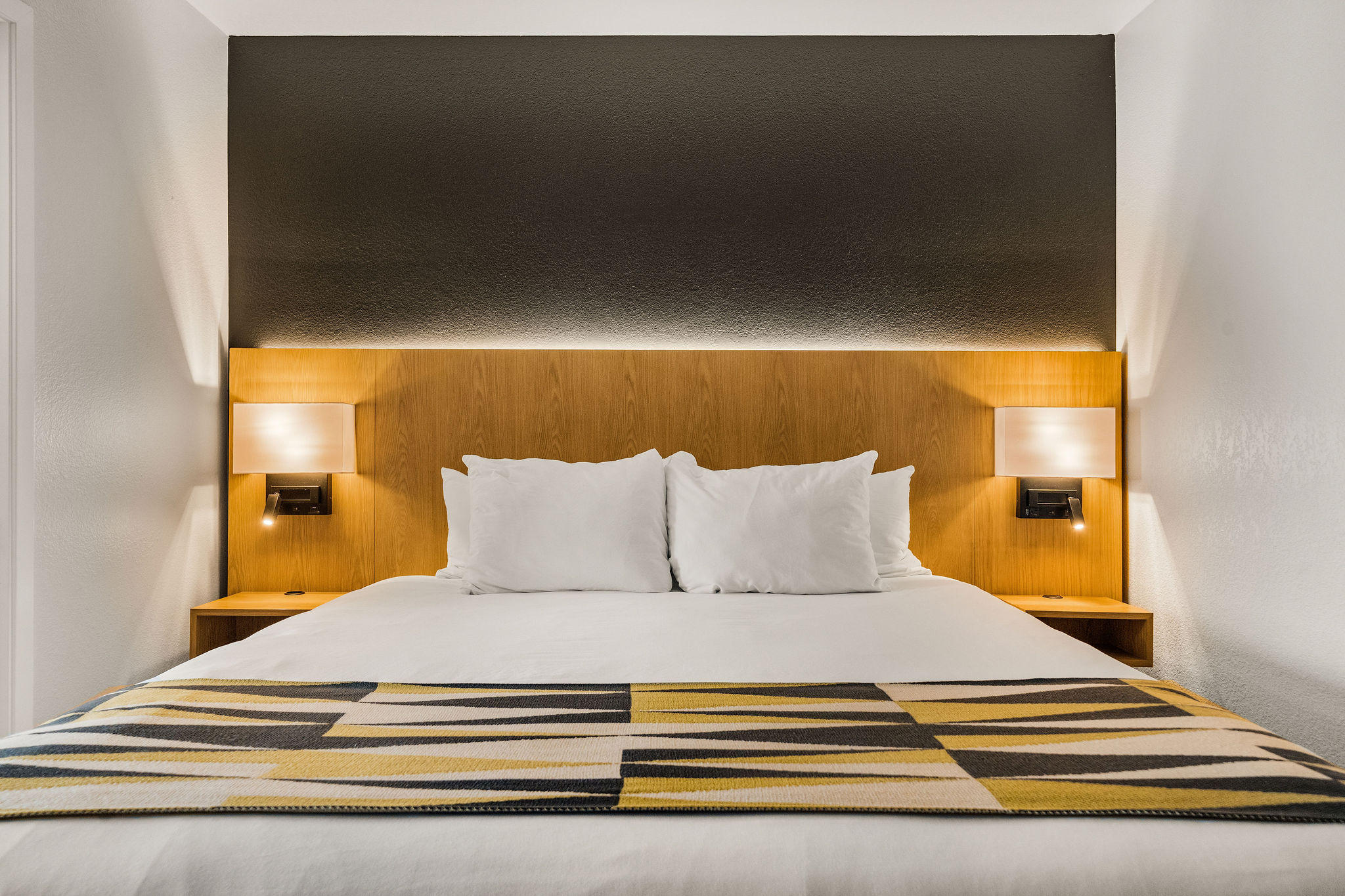 Фото Oxford Suites Redding