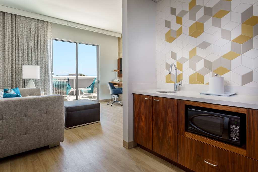 Фото Hampton Inn & Suites Santa Monica