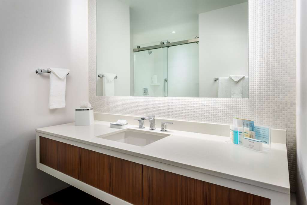 Фото Hampton Inn & Suites Santa Monica