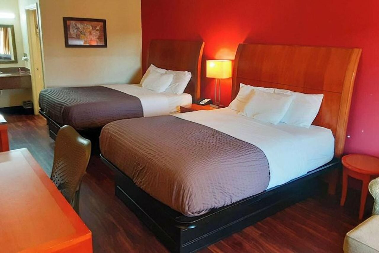 Фото Econo Lodge Inn & Suites