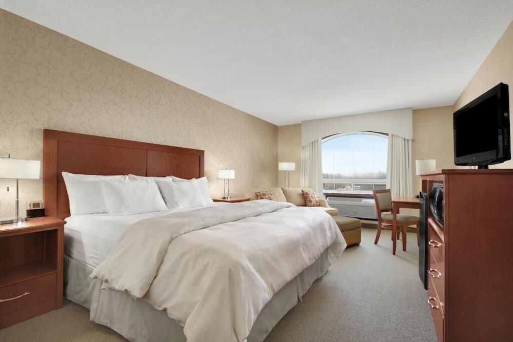 Фото Days Inn & Suites by Wyndham Brandon