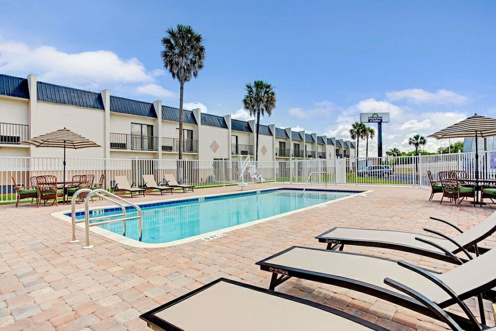 Фото Days Inn & Suites by Wyndham Tampa near Ybor City