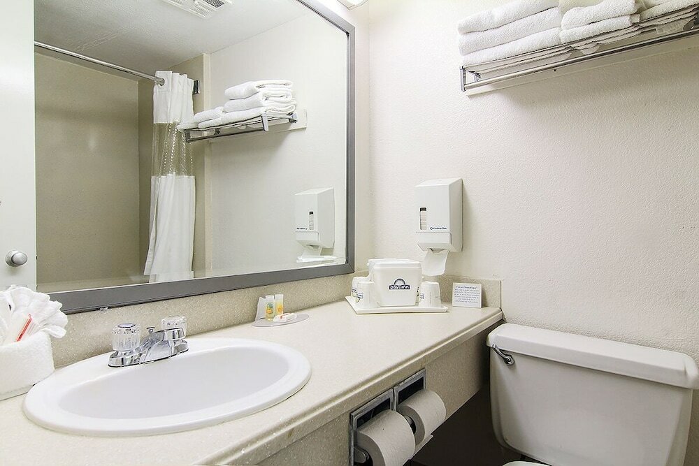 Фото Days Inn by Wyndham Market Center Dallas Love Field