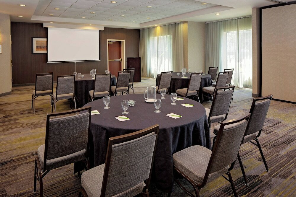 Фото Courtyard by Marriott Long Island MacArthur Airport