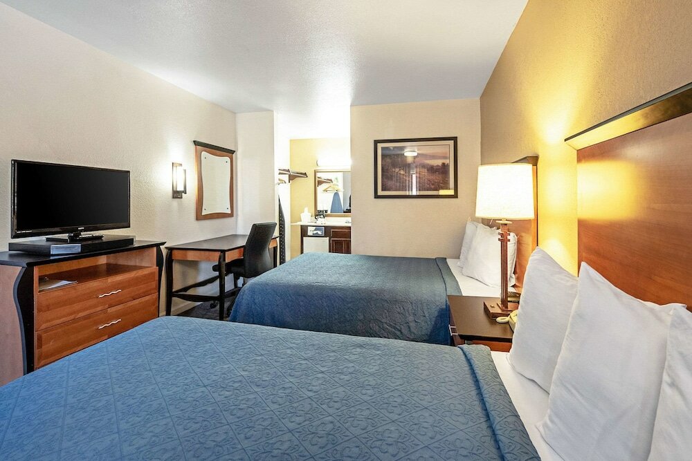 Фото Rodeway Inn at Nevada State Capitol