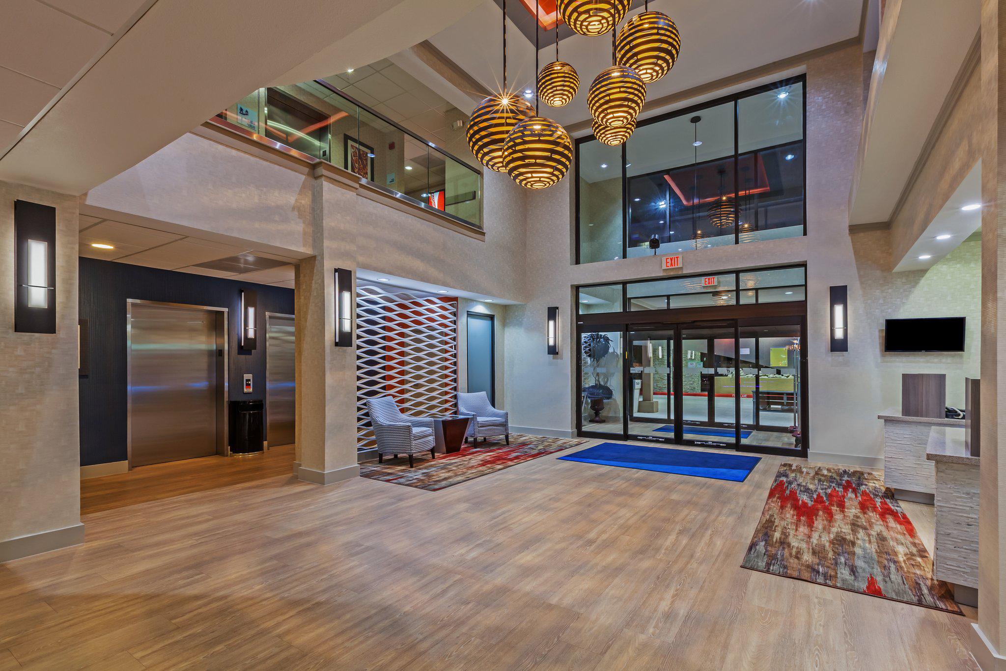 Фото Holiday Inn Express Hotels & Suites East Houston, an Ihg Hotel