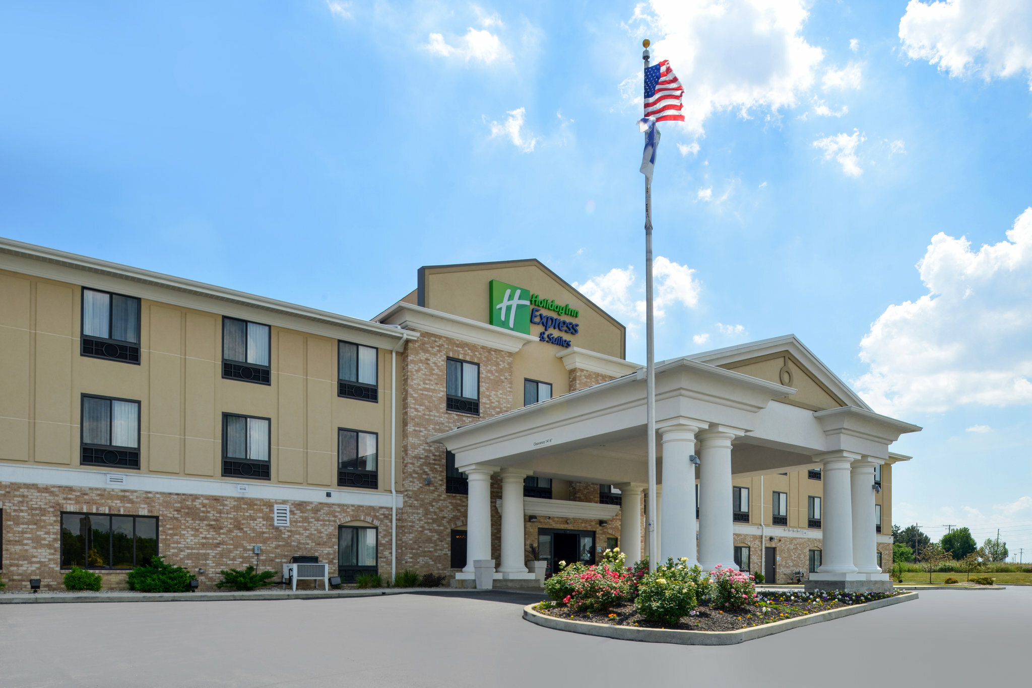 Фото Holiday Inn Express & Suites Greenfield, an Ihg Hotel