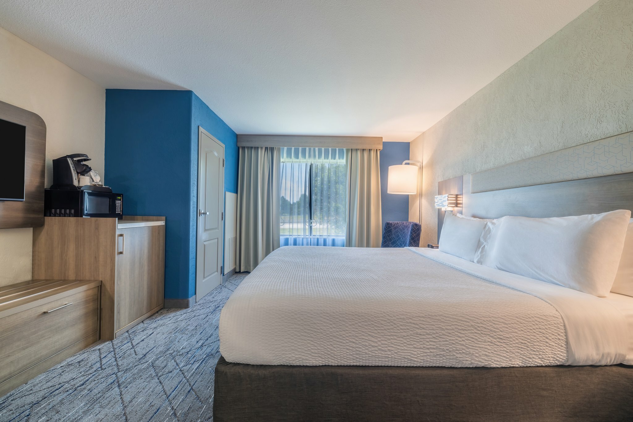 Фото Holiday Inn Express and Suites Kansas City Airport, an Ihg Hotel
