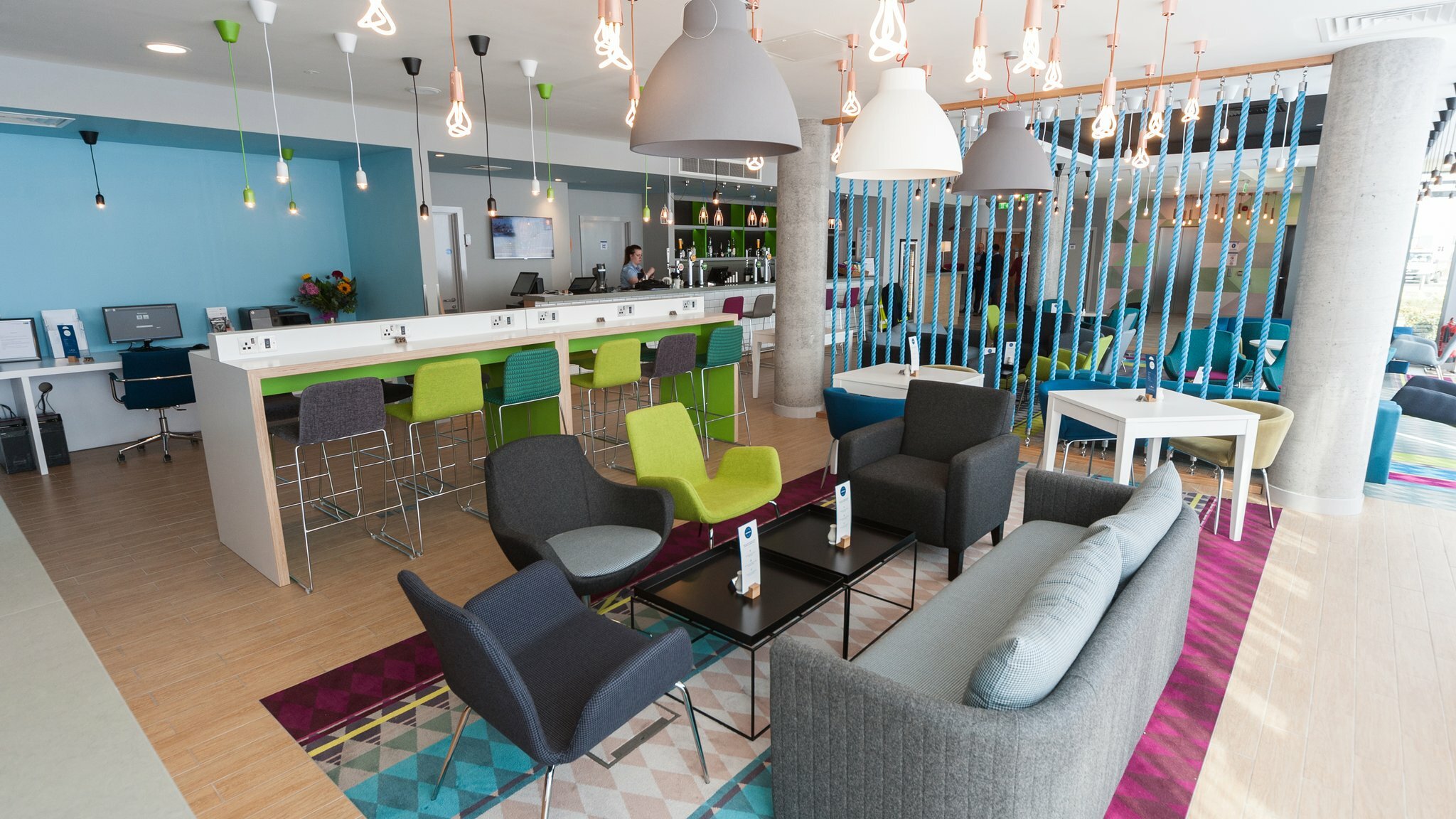 Фото Holiday Inn Express Aberdeen Airport