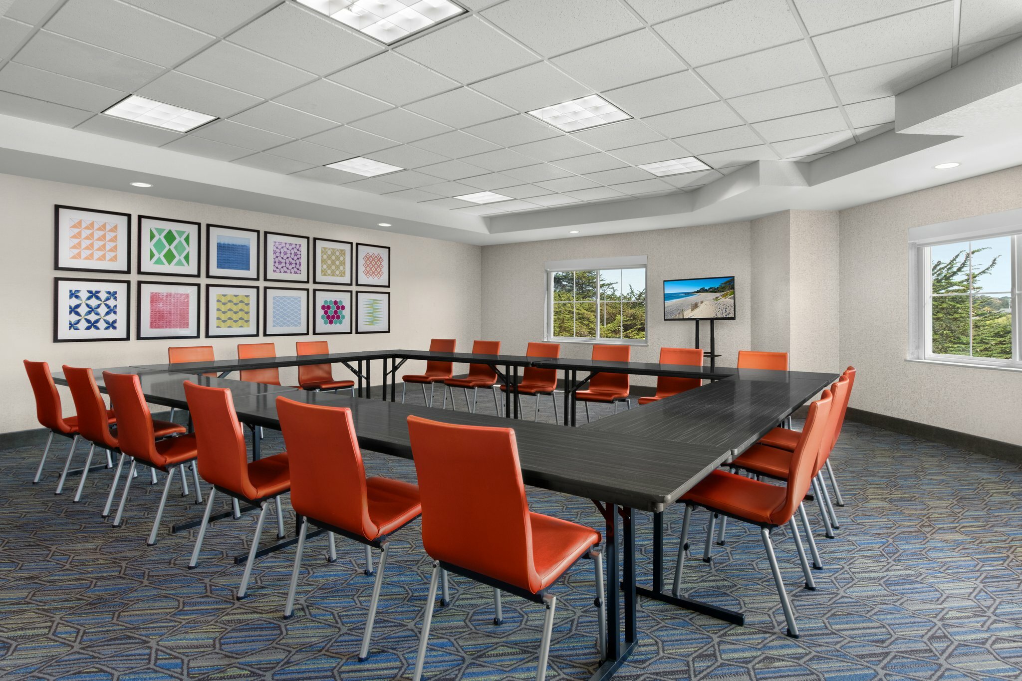 Фото Holiday Inn Express Hotel & Suites Marina - State Beach Area, an Ihg Hotel