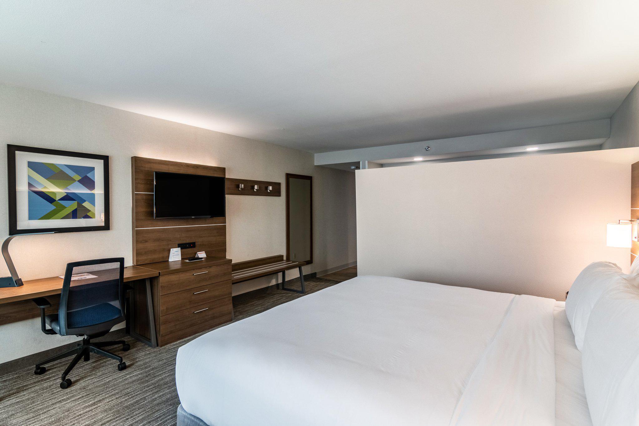 Фото Holiday Inn Express & Suites Camarillo, an Ihg Hotel