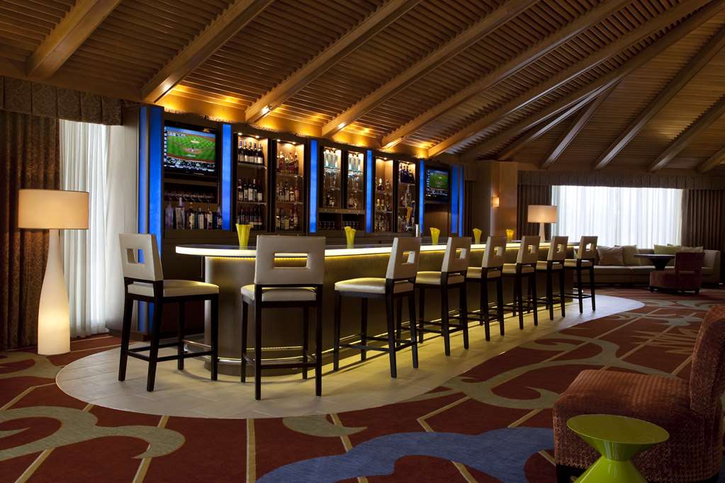 Фото DoubleTree by Hilton Hotel Houston - Greenway Plaza