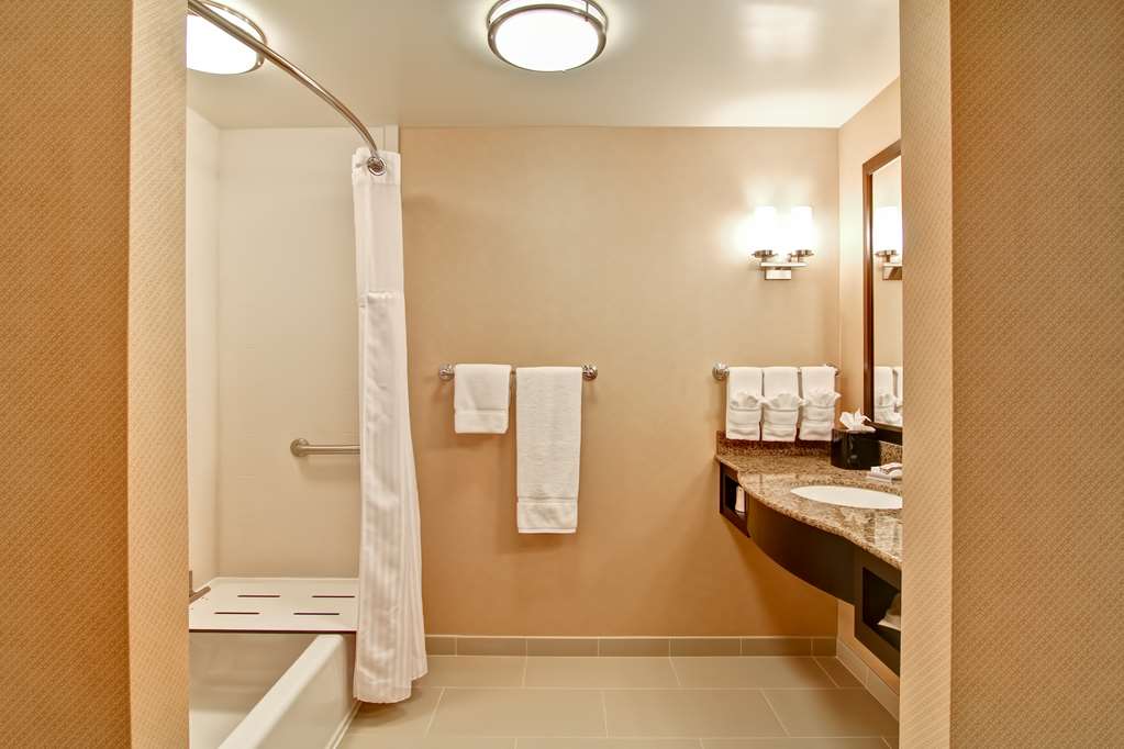 Фото Hilton Garden Inn Woodbridge