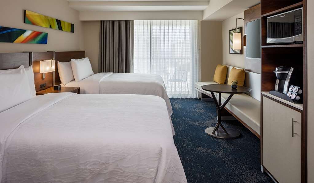 Фото Hilton Garden Inn Waikiki Beach