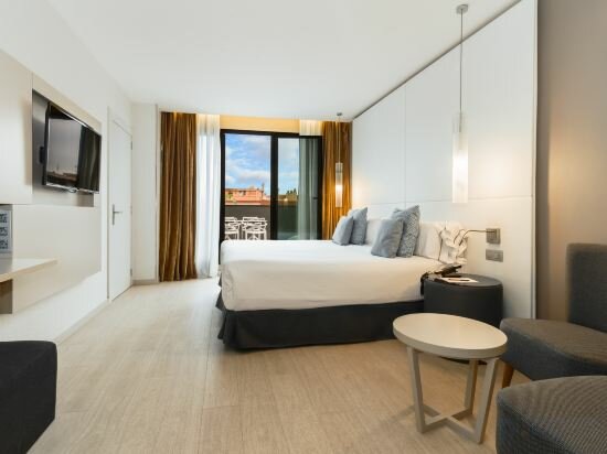 Фото Grums Barcelona Hotel & SPA