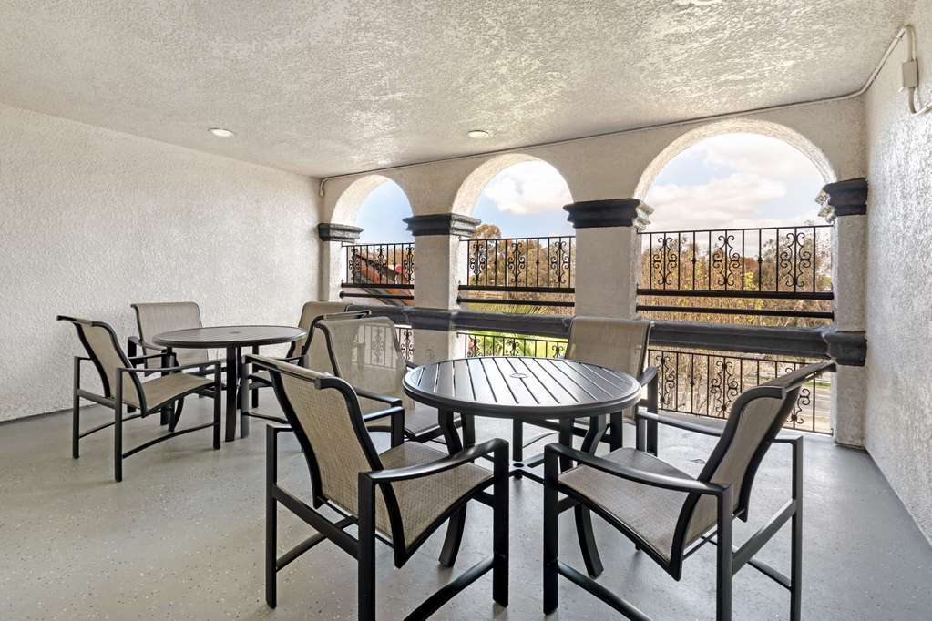Фото Best Western Plus Newport Mesa Inn