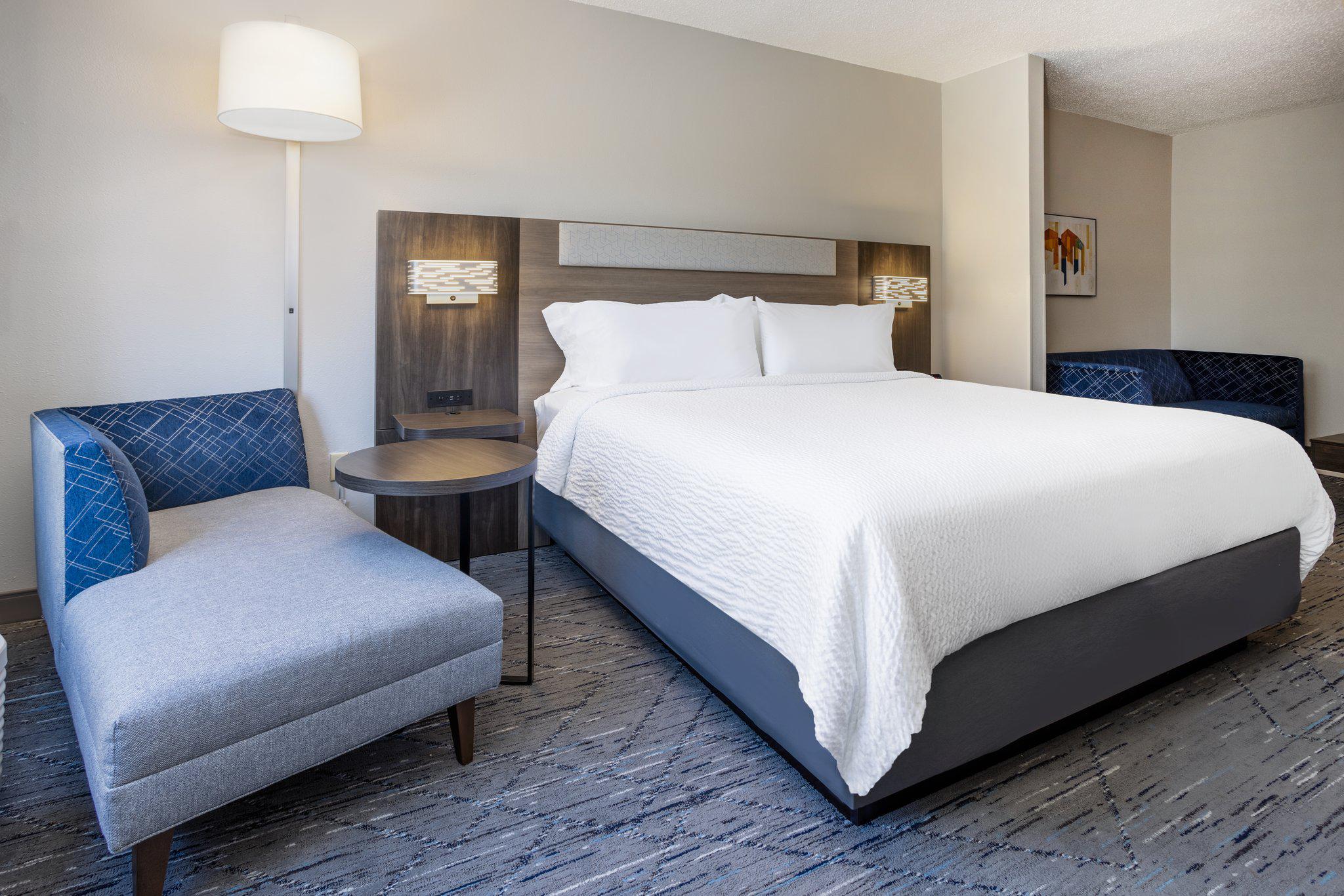 Фото Holiday Inn Express & Suites Tampa I 75 Bruce B. Downs