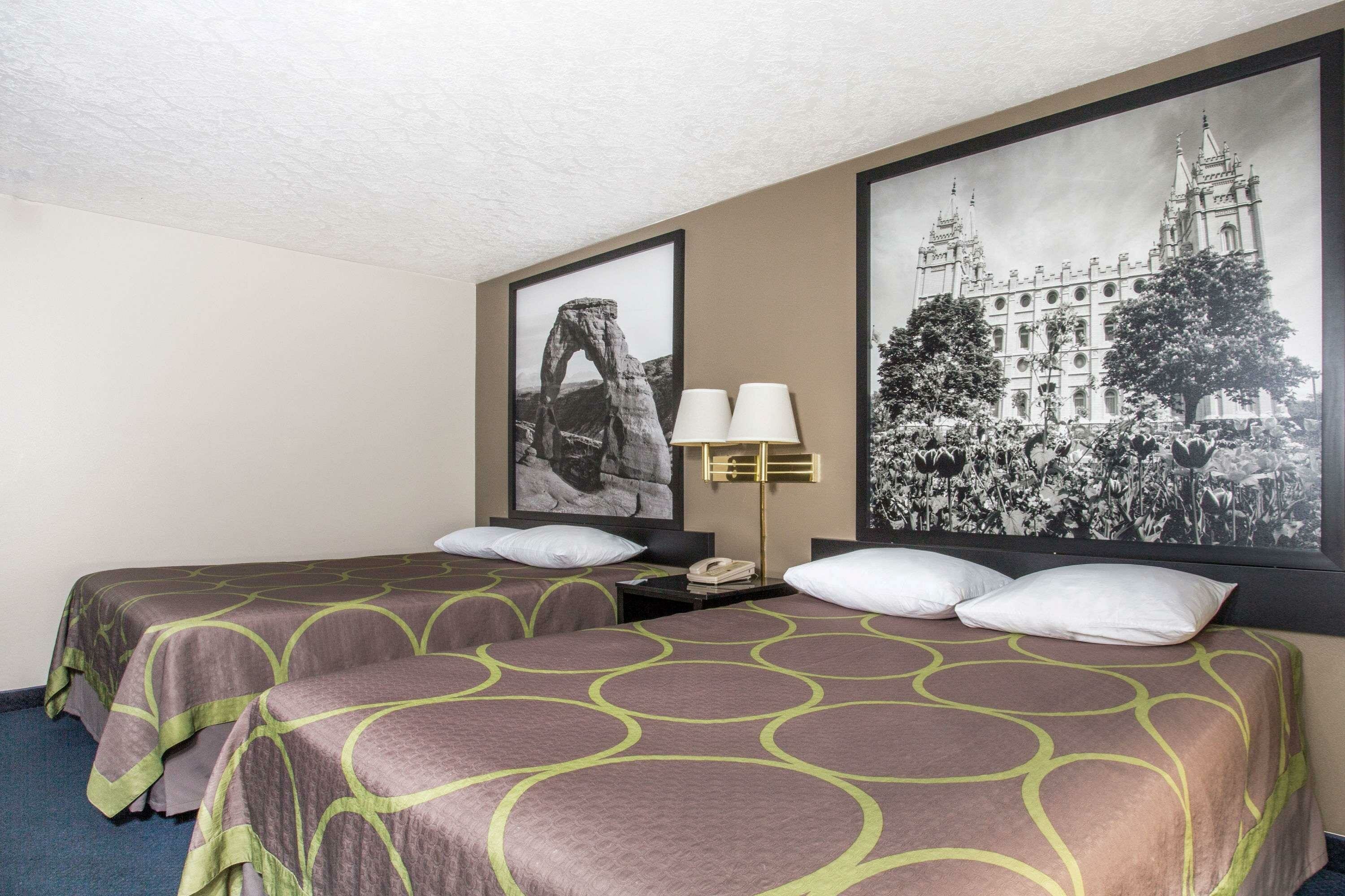 Фото Super 8 by Wyndham Logan