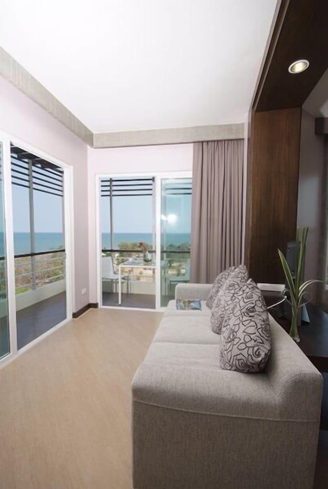 Фото Baan SanPluem Beachfront Condominium