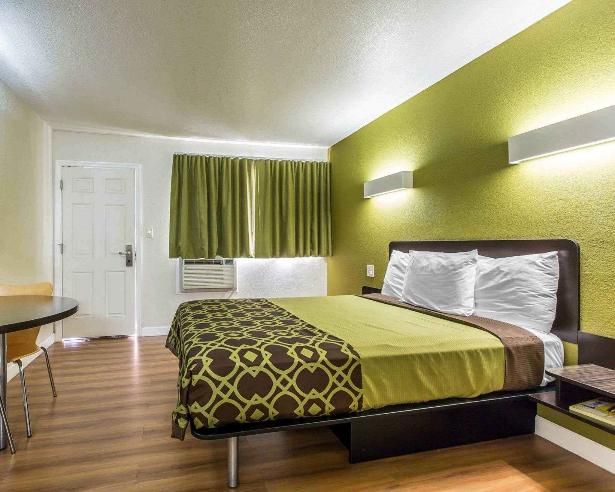 Фото Rodeway Inn Downtown Hanford