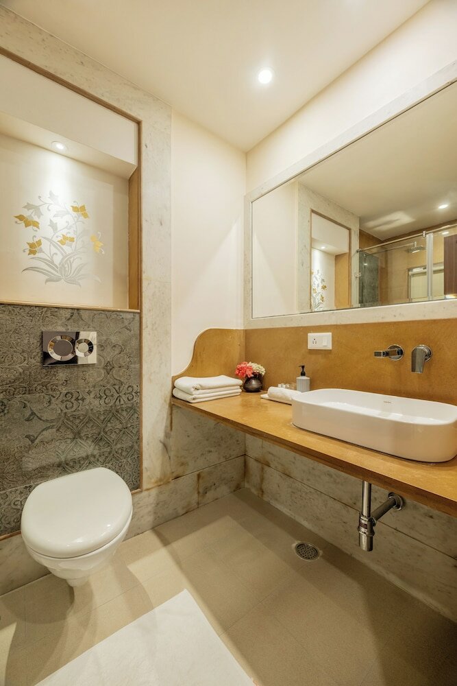 Фото Suryaa Villa - A City Centre Hotel