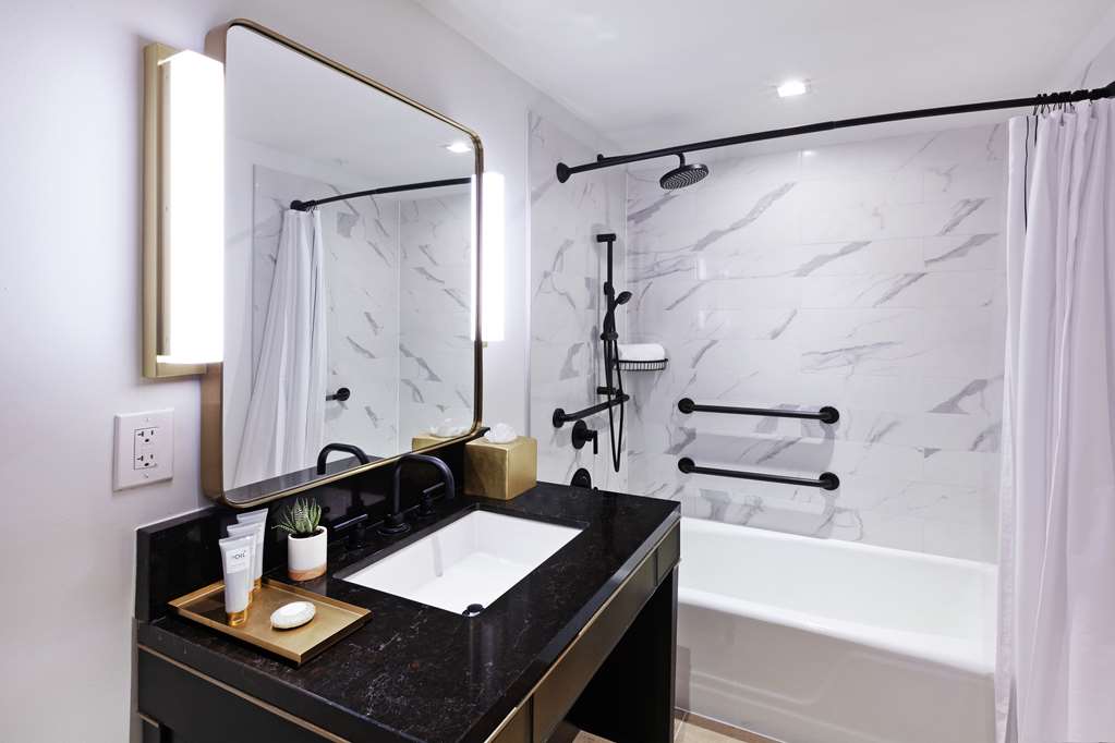 Фото C. Baldwin, Curio Collection by Hilton