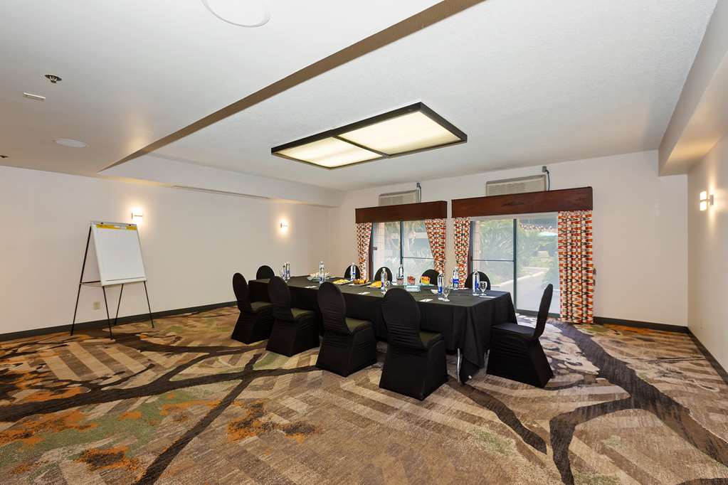 Фото Doubletree by Hilton Whittier Los Angeles