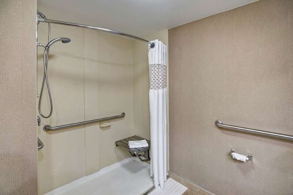 Фото Hampton Inn Albany-Wolf Road