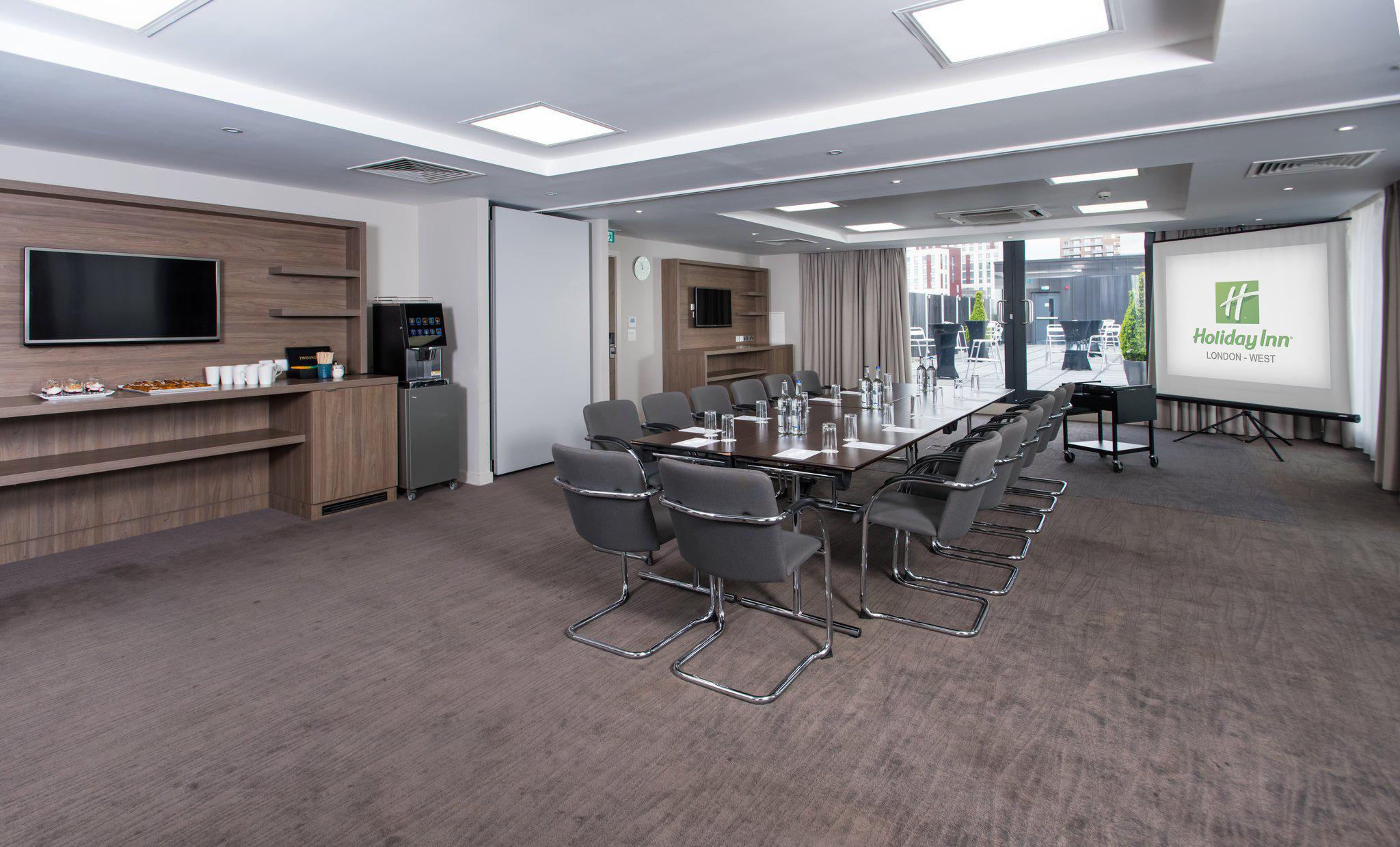 Фото Holiday Inn London - West, an Ihg Hotel